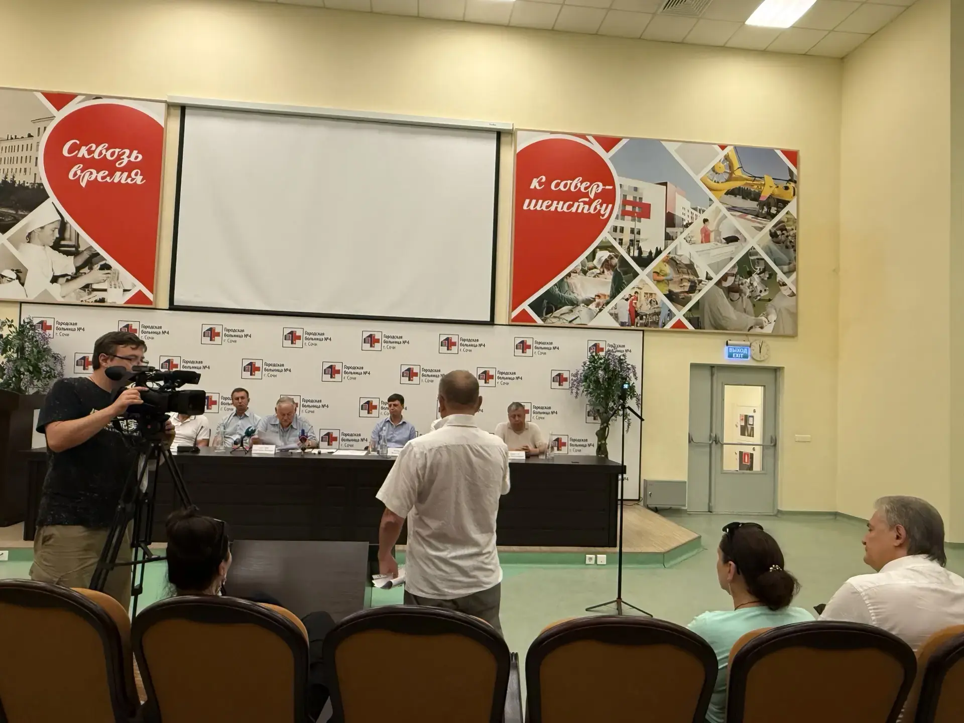 продолжение

В ходе совещания разгорелась острая дискуссия между частью местных жителей, выступающих