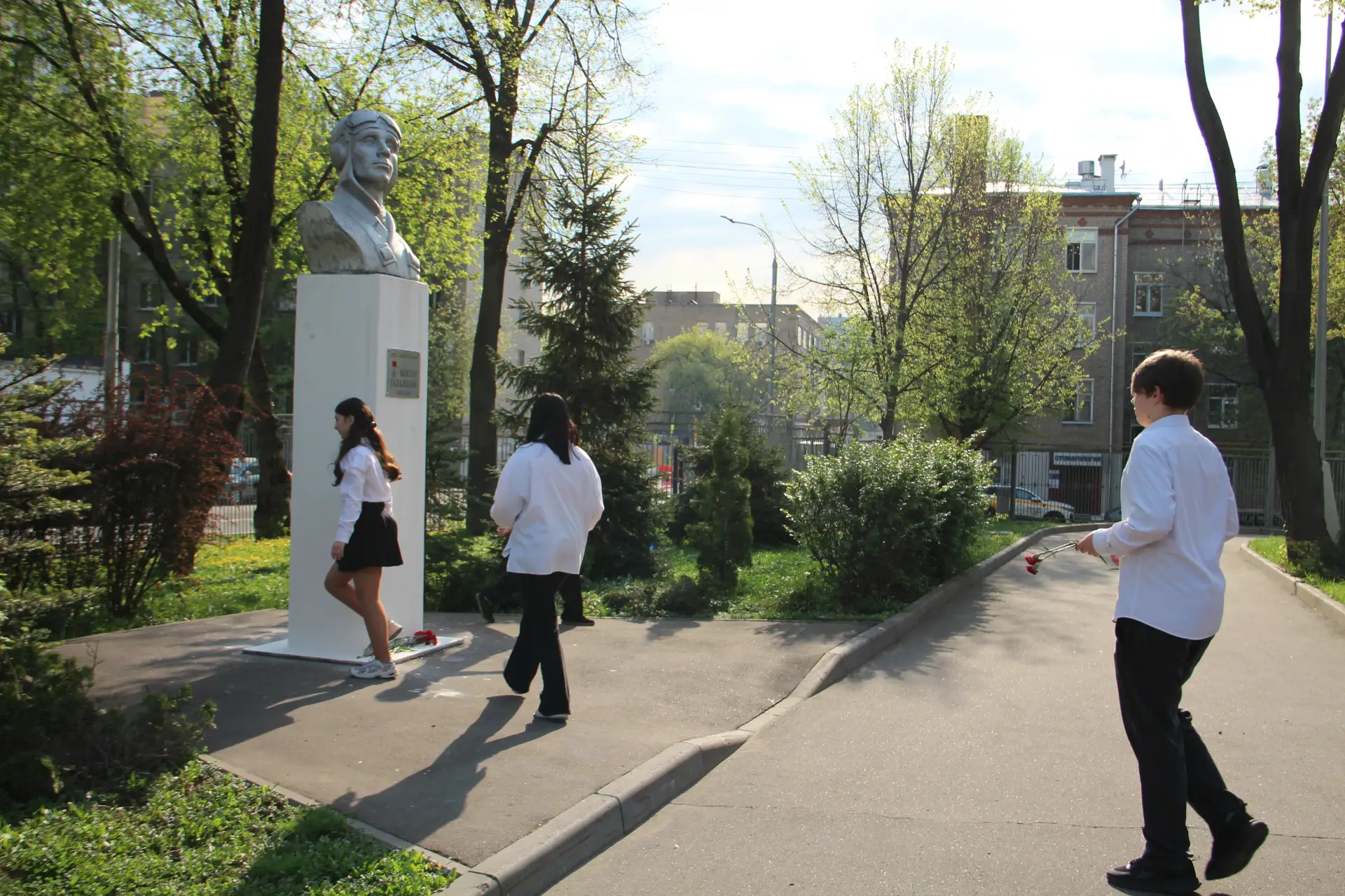 🌺 Акция «КРАСНЫЕ ГВОЗДИКИ»  🎖 Память о подвиге народа живёт всегда в наших сердцах и делах. Ученики 
