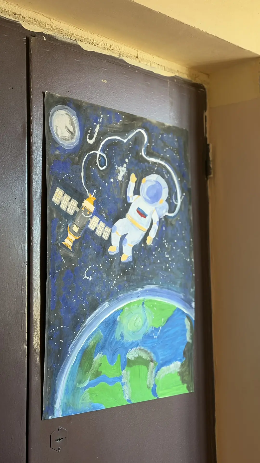 ПРОДОЛЖАЕМ ГОТОВИТЬСЯ КО ДНЮ КОСМОНАВТИКИ 🚀   Передаем привет со второй площадки школы!  У нас получ