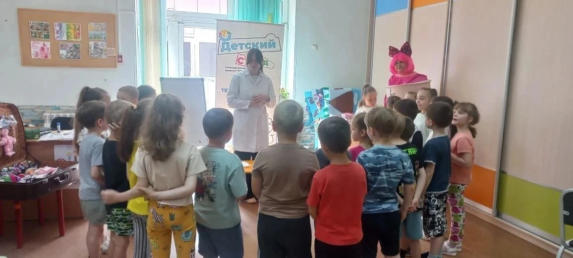🔬 «Тайна трёх колб»: наука с огоньком и студенческим подходом
✨ В нашем детском саду прошло настоящ