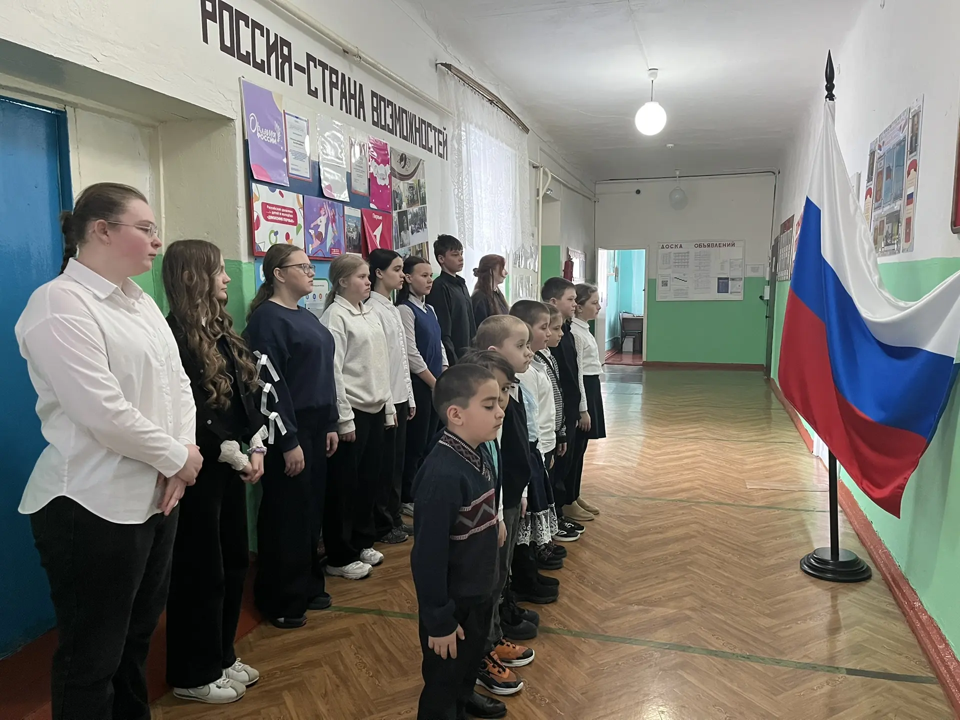 Сегодня в нашей школе прошла линейка — старт новой учебной недели!