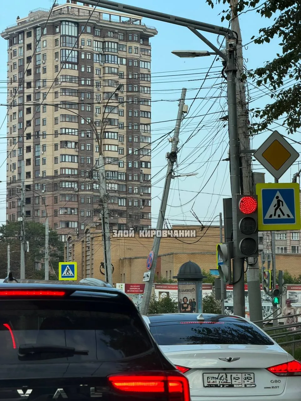 Нам пишут:

Столб скоро рухнет , подорожник и скотч не помогут , перекрёсток Воровского и Карла Марк