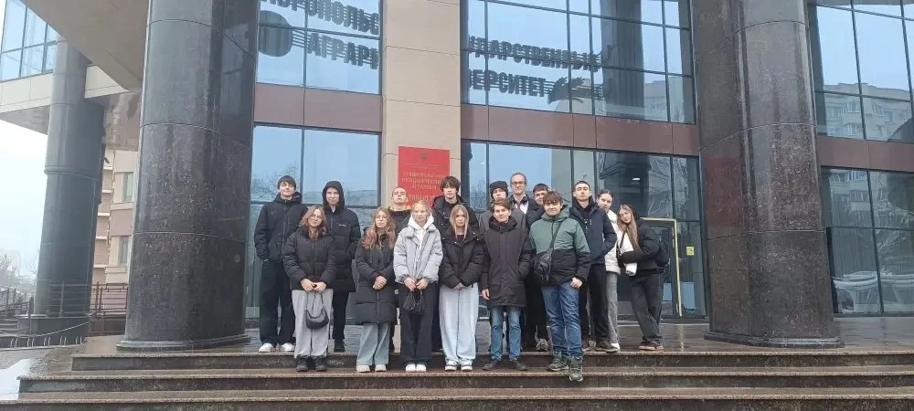 10 «А» и 10 «Б» вышли на связь из Аграрного! 🚜🎓  Сегодня наши старшеклассники не сидели за партами, 