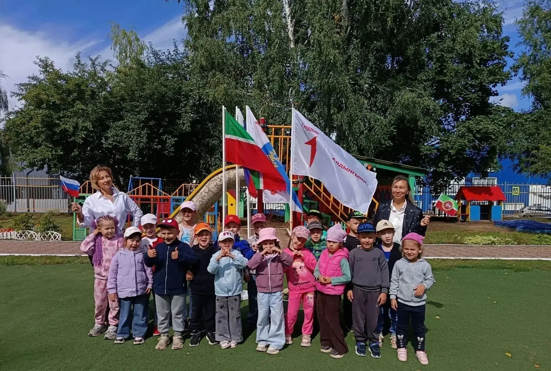 Сегодня в нашем детском саду состоялся один из любимых спортивных досугов «Веселые стар...