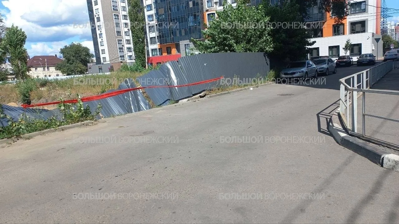Котлован и часть забора рухнули на стройке на улице Конструкторов