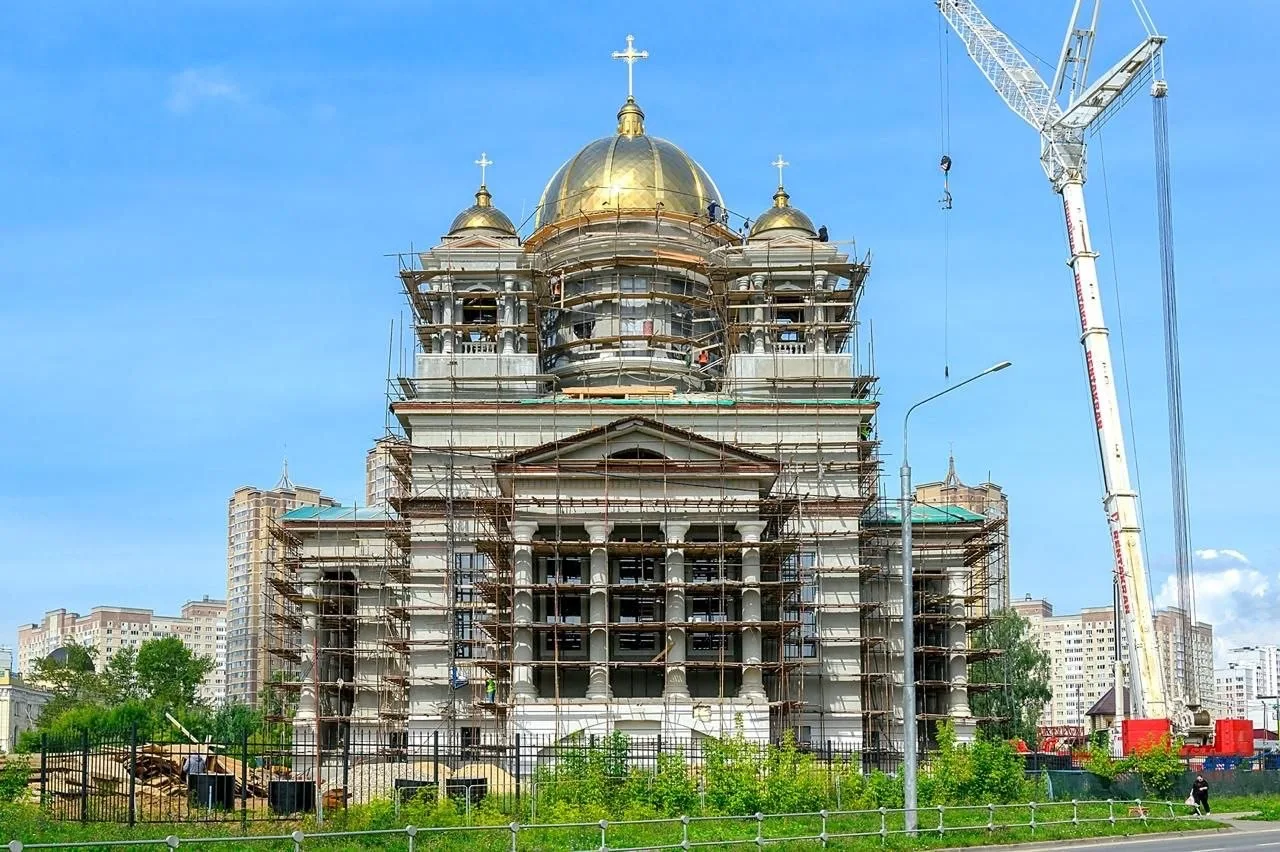В канун Дня Крещения Руси в Кузнечиках установили главный купол Никольского храма 

15-тонную констр