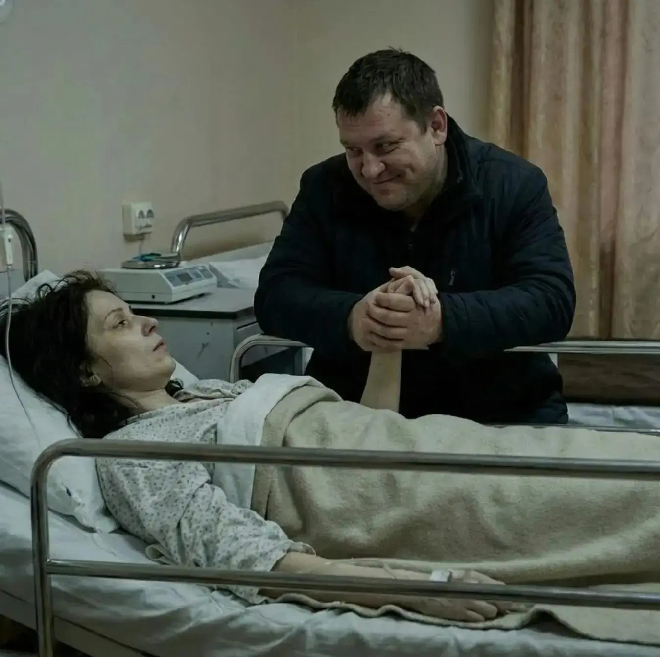 Узнав, что умирающей жене врачи дают три дня, муж вдруг взял её за руку и, улыбнувшись, прошептал: «