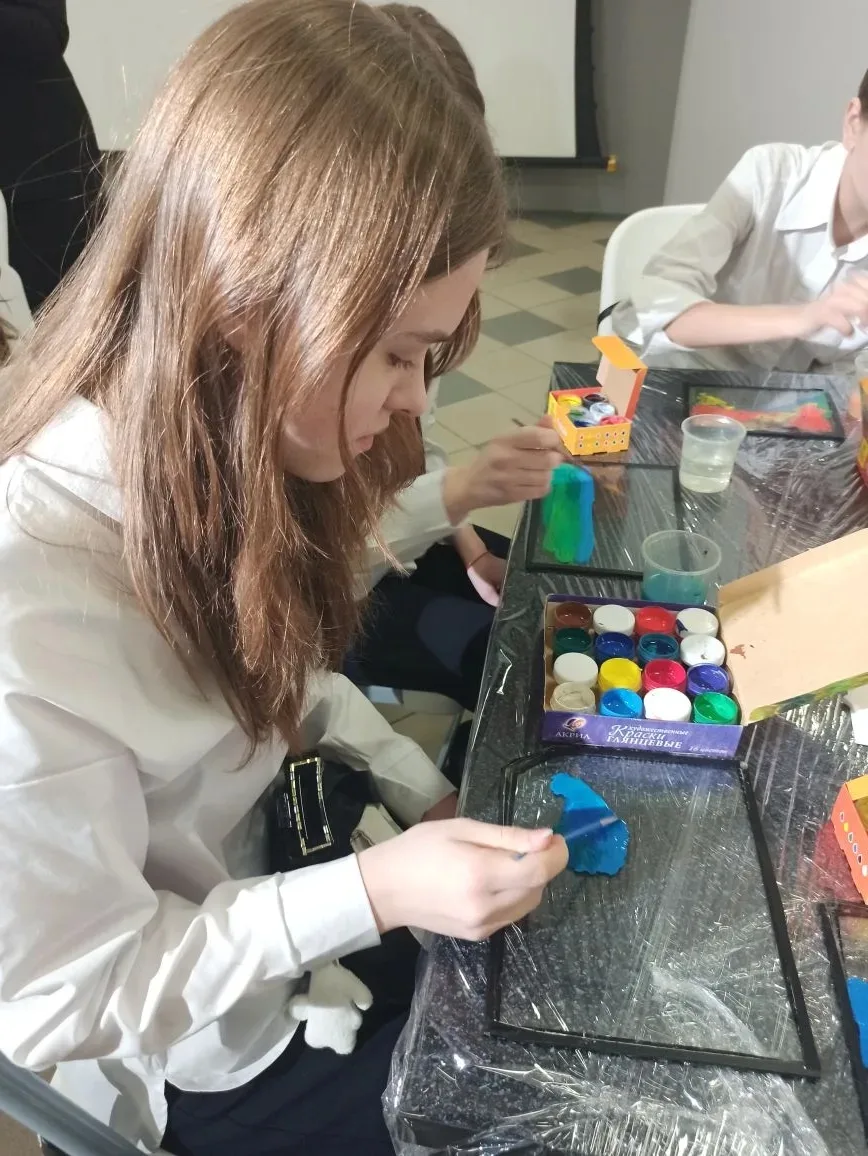 🎨АРТ-ТЕРАПИЯ 🎨  Сегодня учащиеся 7Д класса  стали гостями Выставочного зала, где прошло необычное ме