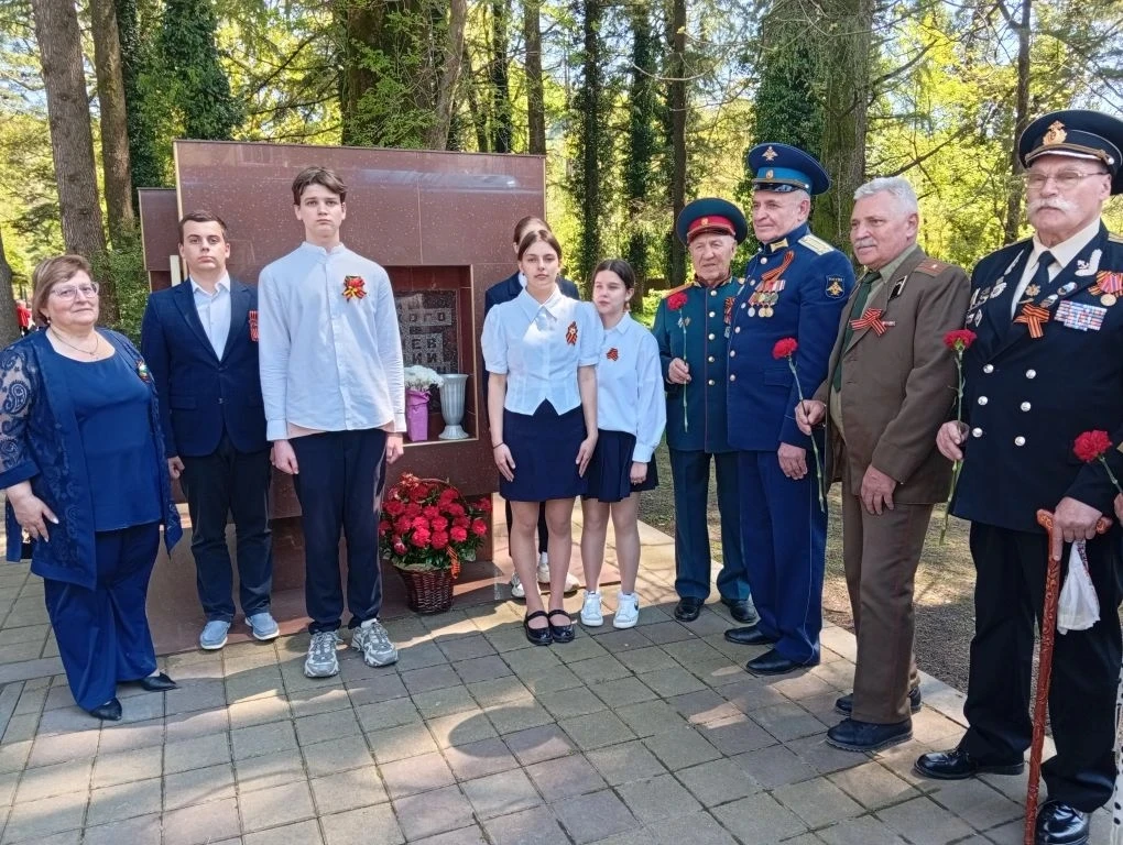 Вечная память герою  У памятника Герою Советского Союза Григорию Алексеевичу Чекменёву на Мацесте со