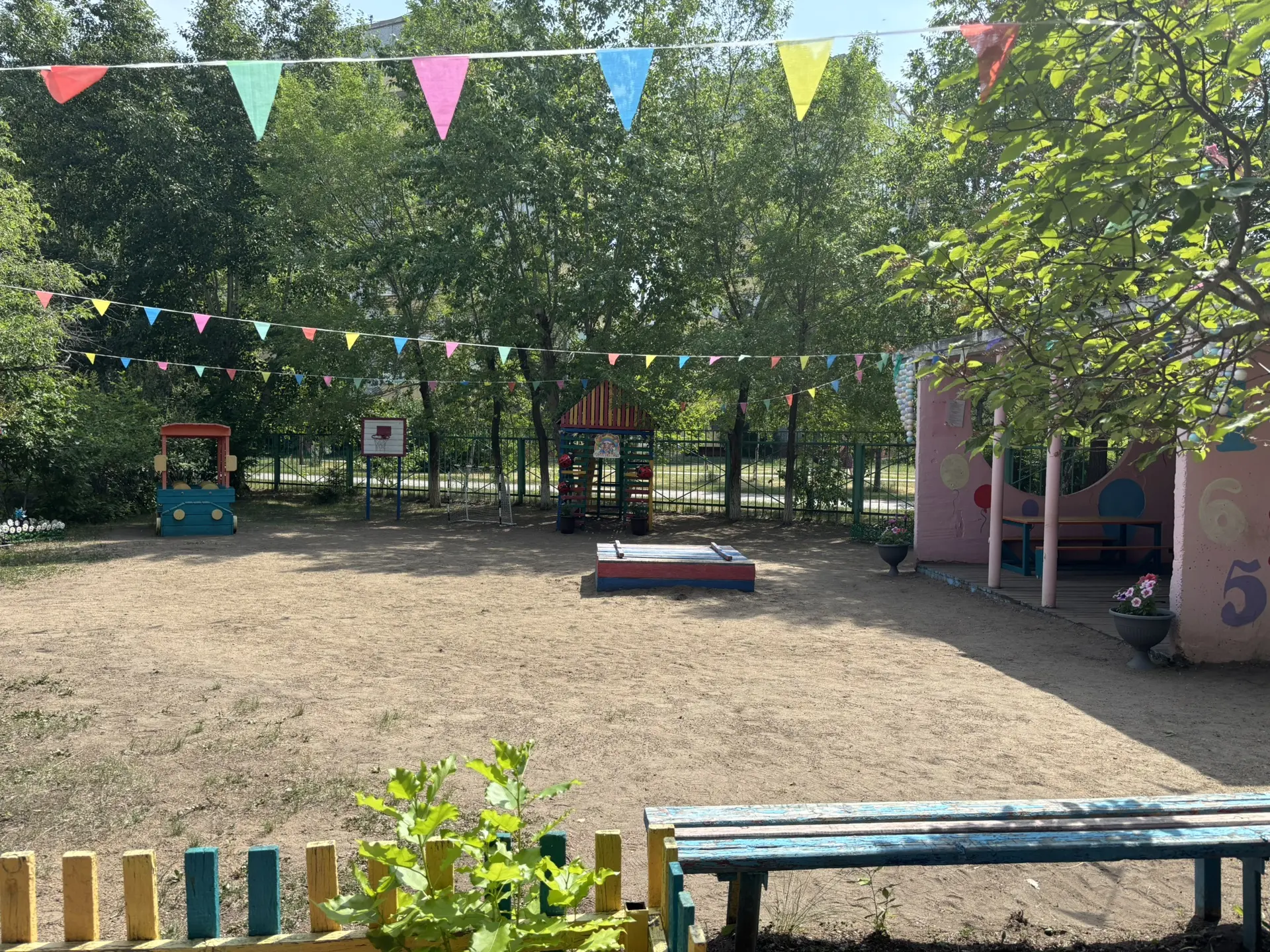 Уважаемые родители! 🌞

Напоминаем, что территория детского сада предназначена для организованной де