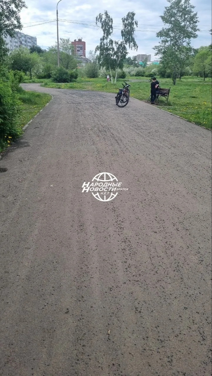 Космонавтов, парковая зона. Не убрана подсыпка, очень неудобно да инебезопасно детям кататься на вел