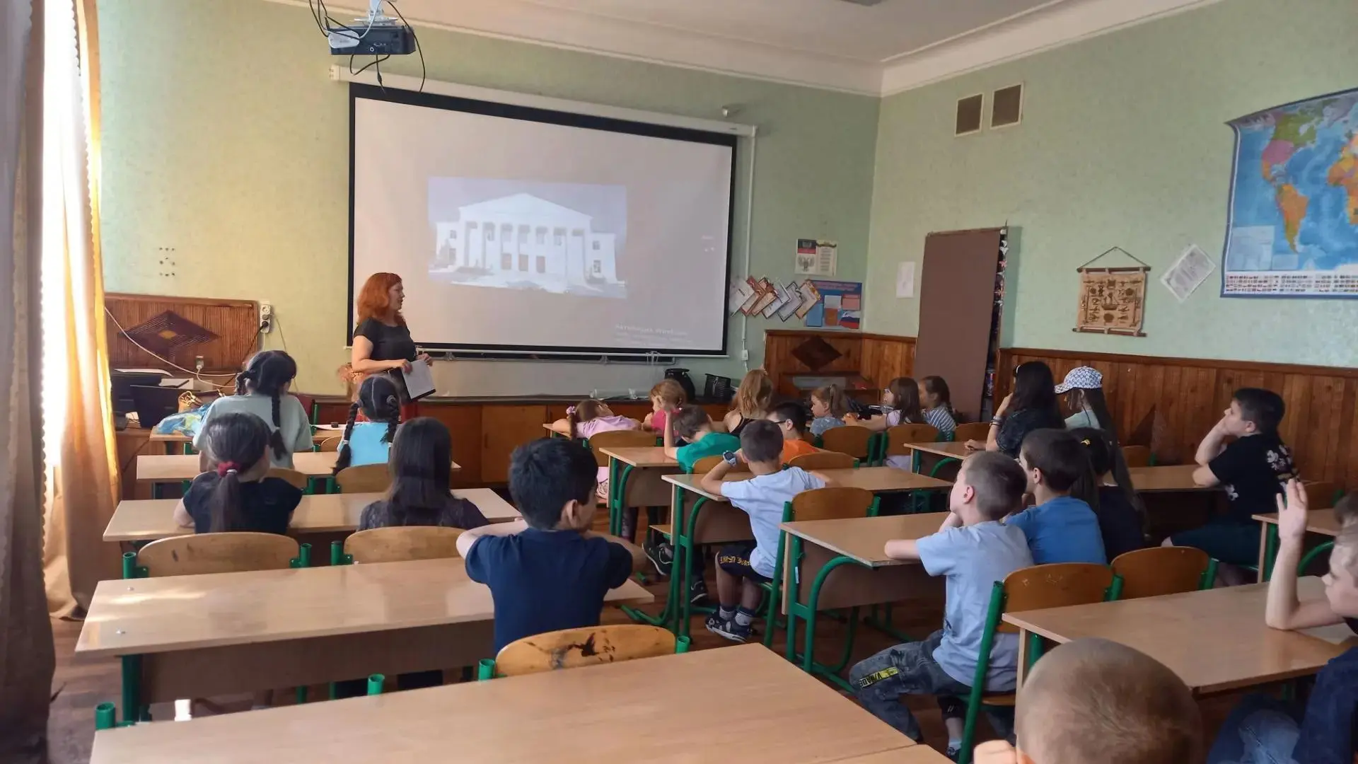 Сотрудники МБУ «Музей истории города Харцызска» провели ребятам виртуальную экскурсию "Памятники от 