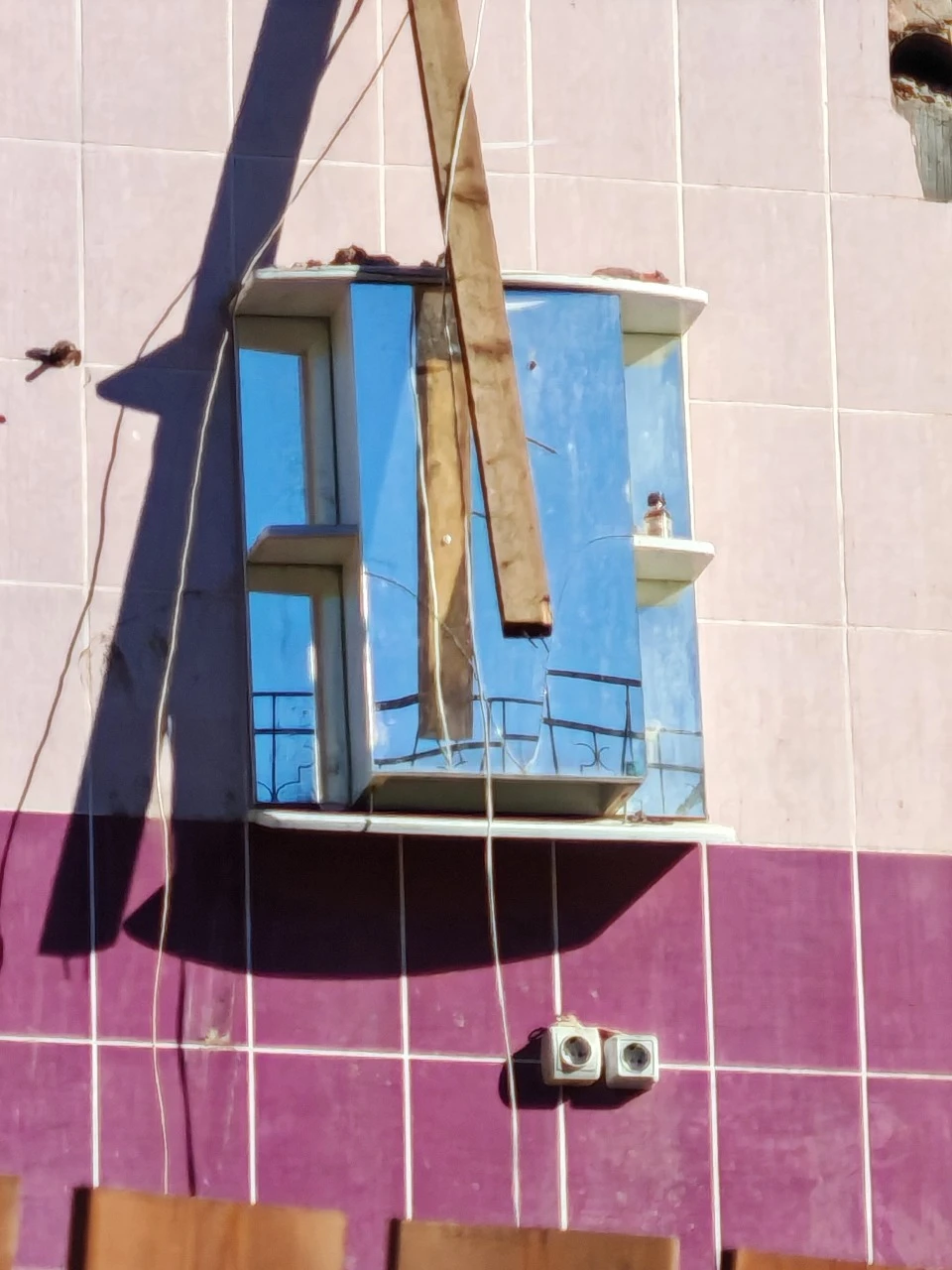 Жители Заводского района так удивлены качествам крепления шкафчика в разрушенном доме п...