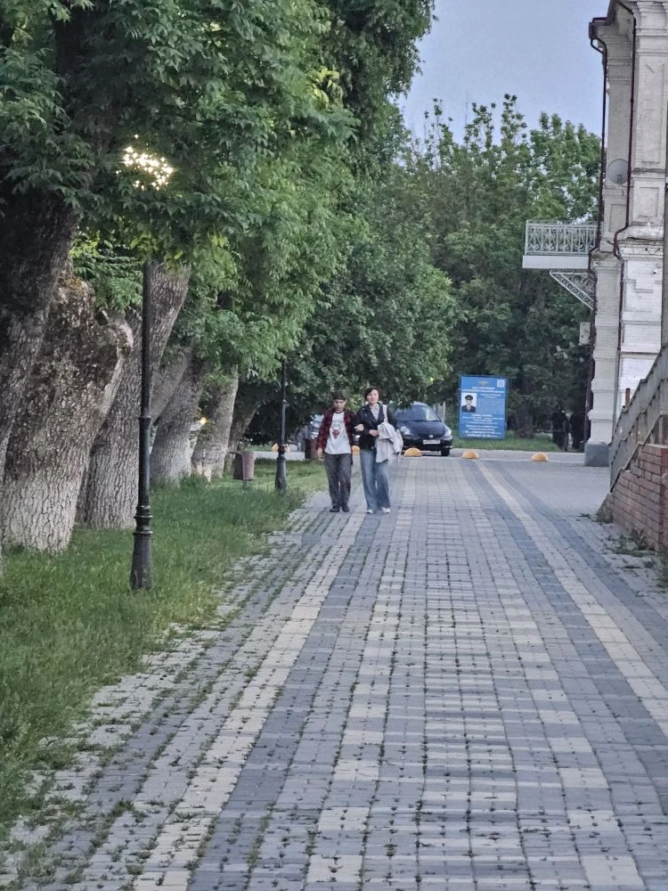 Тихий вечер в станице  Теплый майский вечер опустился на наш райцентр. В центральном парке возле Дом