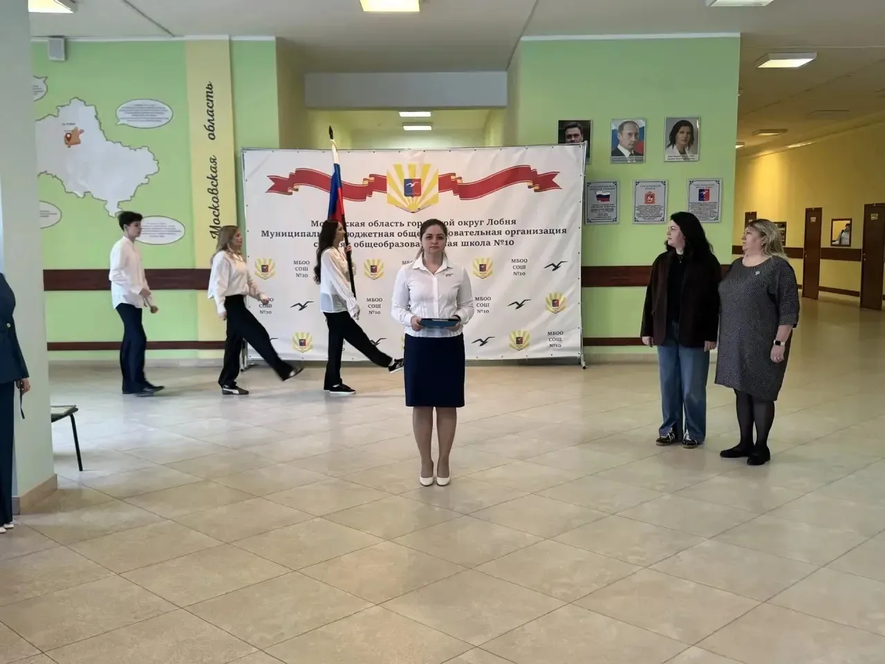 Начала утро с посещения торжественной линейки в МБОО СОШ №10