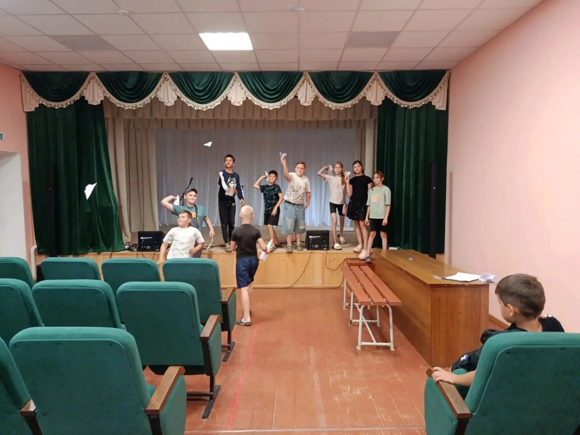 Лето – замечательная пора, словно специально создана для того, чтобы дети бегали, прыгали и веселили