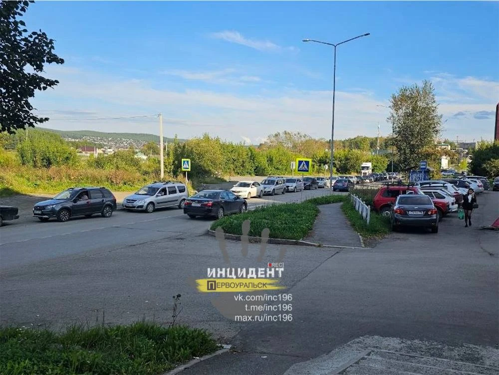 На Банковском у Башнефти километровая пробка. Люди полностью заблокировали одну полосу ...