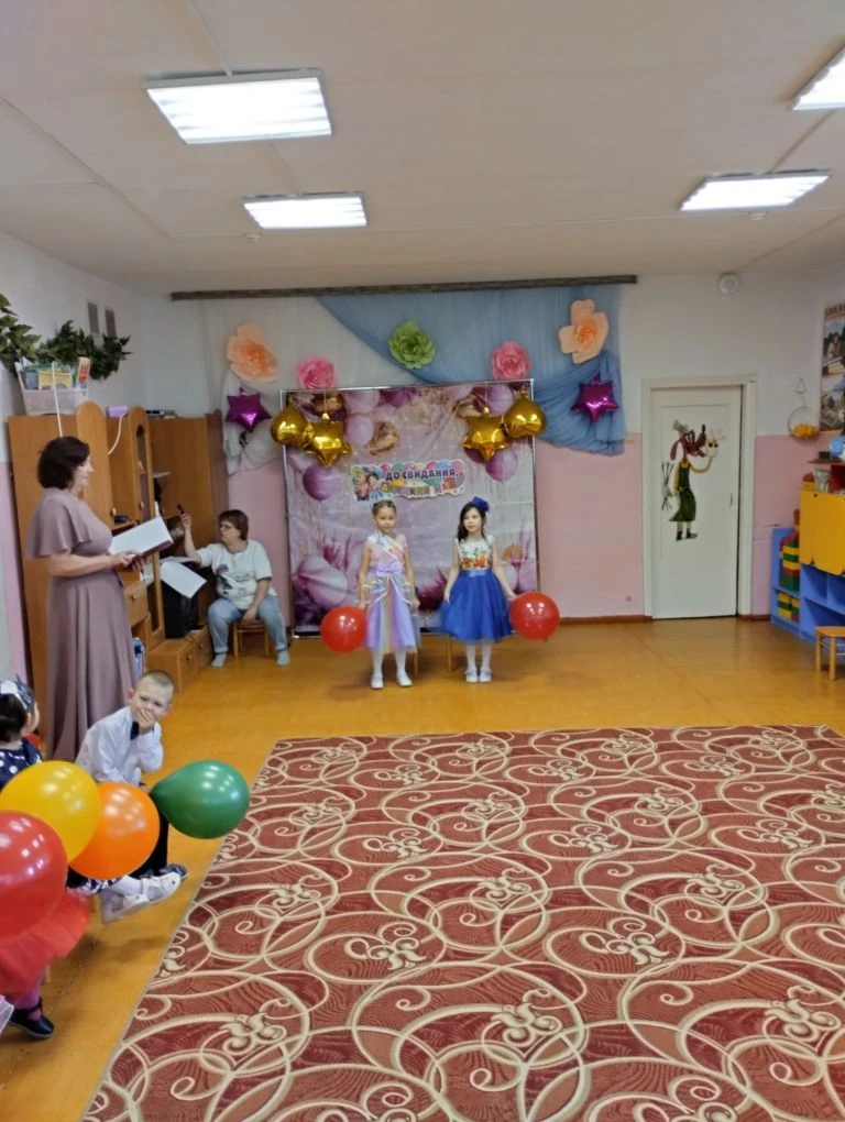 Выпускной бал в детском саду — это самый трогательный, самый незабываемый из всех праздников.
Слово 