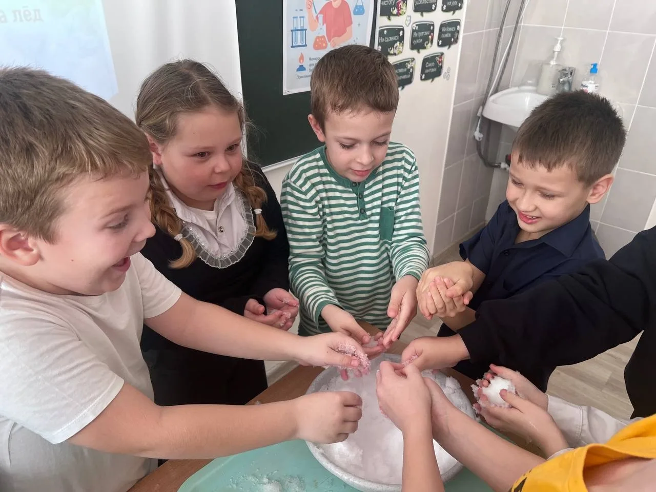 🧑‍🔬 ЮНЫЕ ИССЛЕДОВАТЕЛИ
 
Юные школьники из 1б класса совершили увлекательное путешествие в мир нау