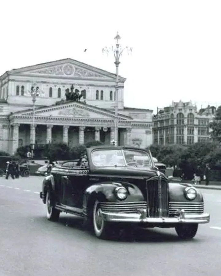 Такси-кабриолет в Москве 1950-х годов. Если присмотреться, можно разглядеть шашечки.

На снимке из а