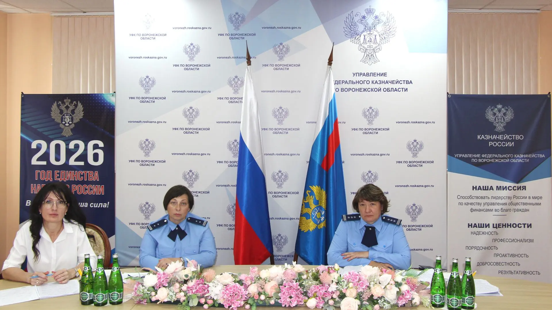 Заместитель руководителя Елена Почикеева и сотрудники контрольно-ревизионного отдела в сфере деятель