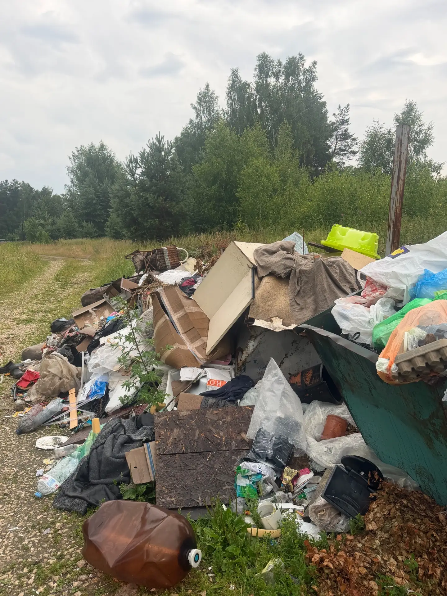 В деревне Серково не вывозят крупно габаритный мусор! Куда обращаться , никто не знает ?