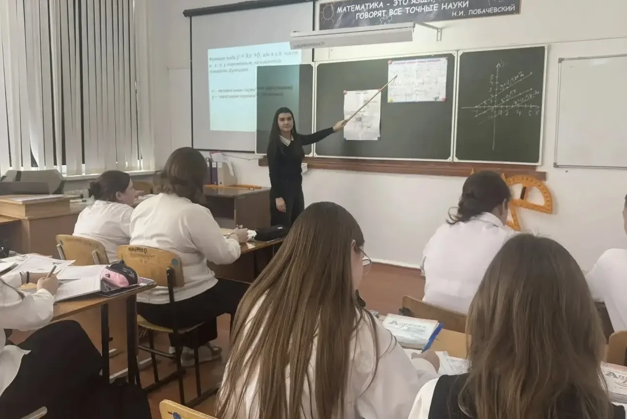 В атаманской средней школе  № 4 прошла Неделя молодого педагога