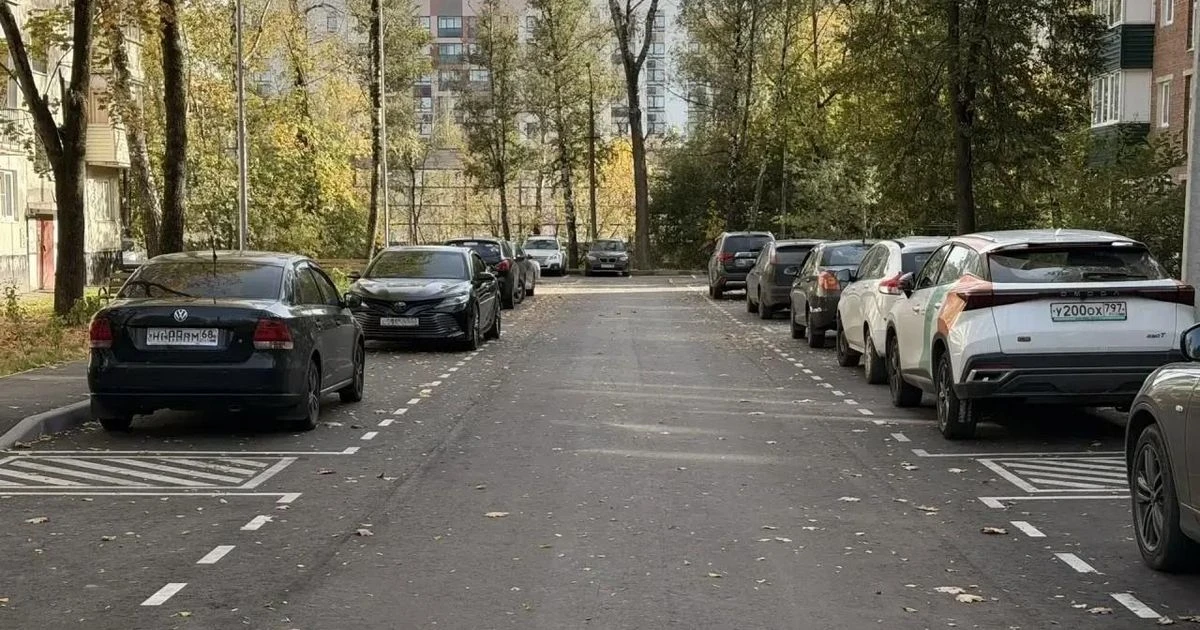 Во дворе на Пойденко в Апрелевке уложили новый асфальт и обустроили тротуары ✅