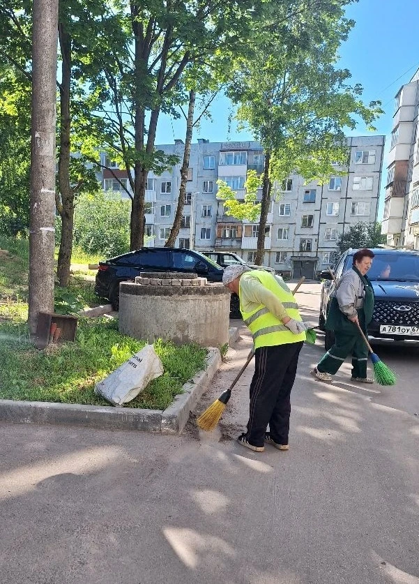 🧹 Уборка дворовых территорий бригадным методом: быстро, слаженно, качественно 🧹