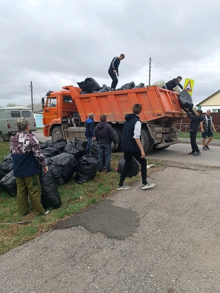 В нашем населенном пункте состоялся субботник, объединивший представителей разных возрастных групп. 