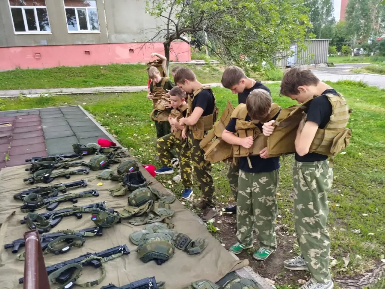 Юнармейское лето продолжается! 
Отгремели петарды в лагере, и вот снова по инициативе руководства юн