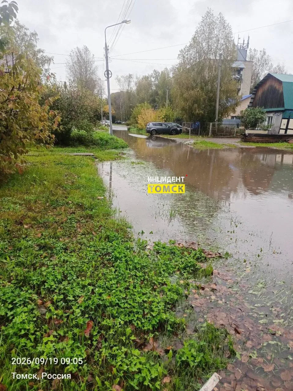 На улице Первомайской, дом 57, затопило проезжую часть и обочину. Вода уже вплотную под...