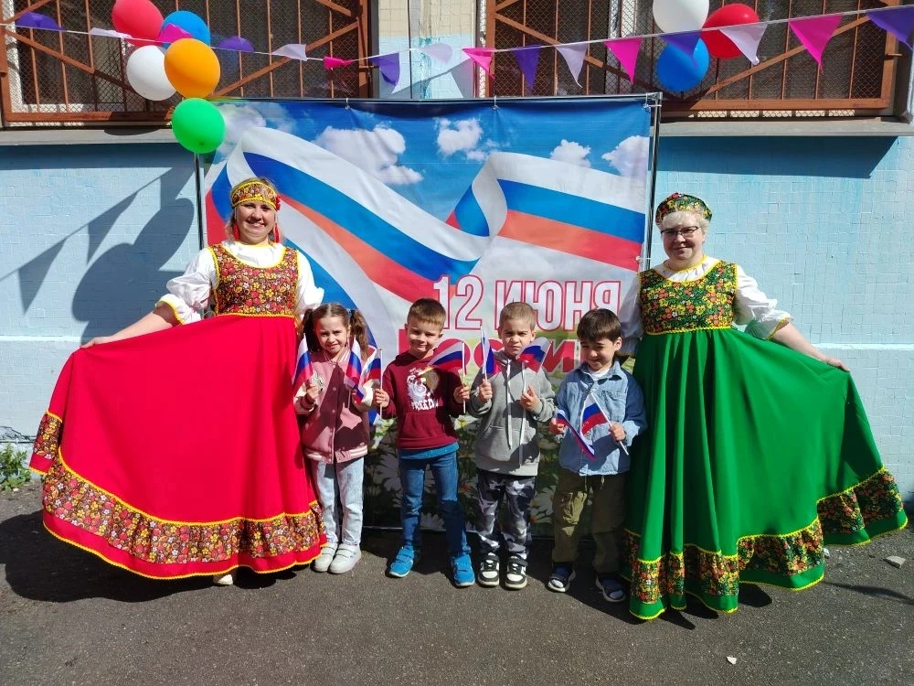 🇷🇺В этот день вокруг красиво: 
всюду флаги и цветы. 
День России! День России! 
Нарядились я и ты.