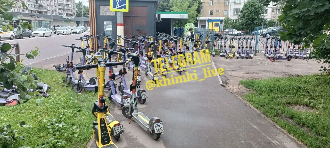😧 Снова какая-то самокатная напасть на Молодёжной, 2Б. Складывается ощущение, что работники кикшери