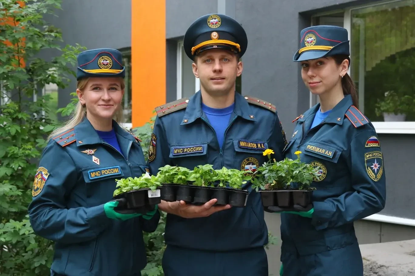 Посадить цветок — значит поверить в завтрашний день

Сегодня у общежития Рязанского строительного ко
