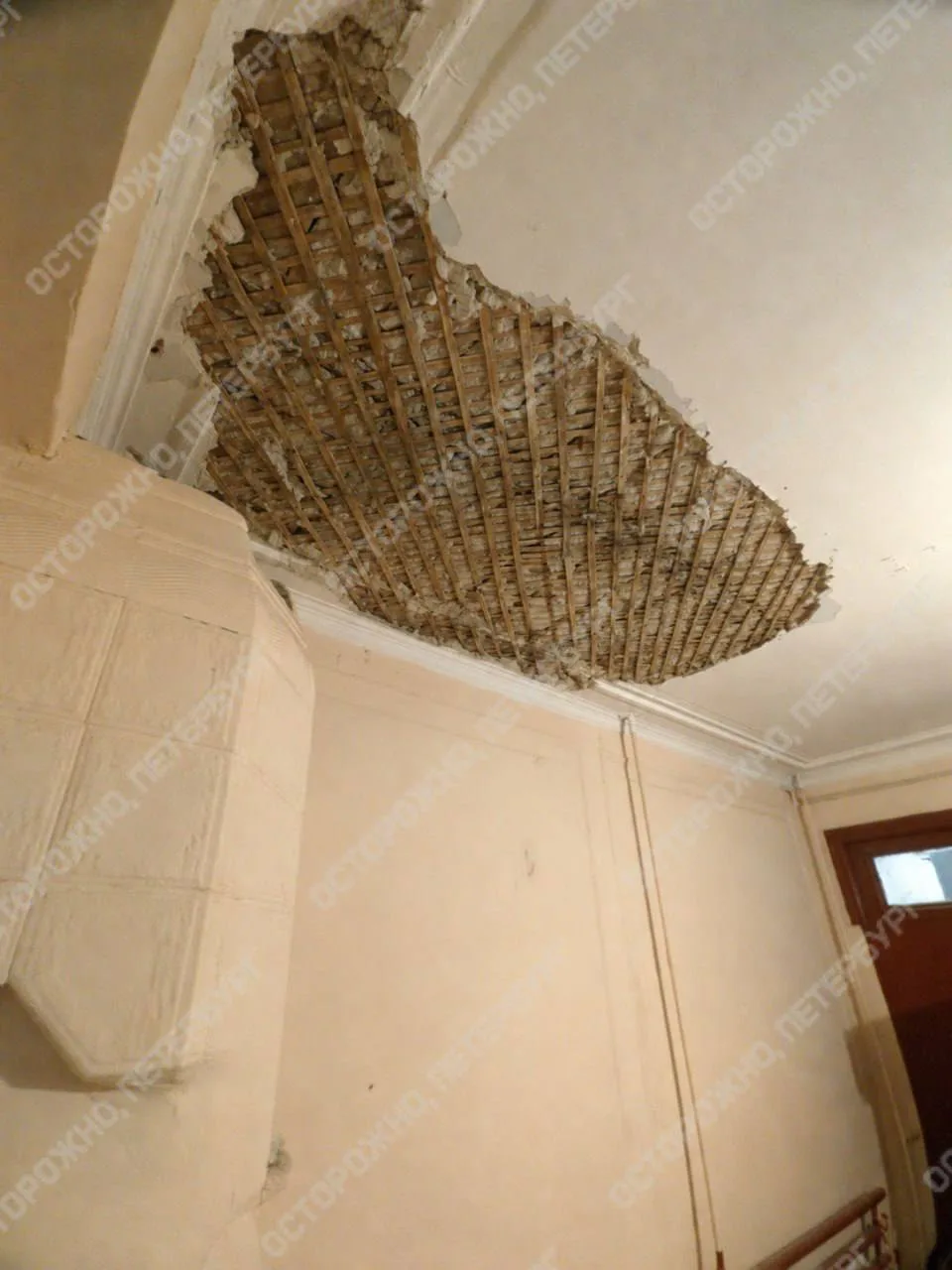 В парадной Петродворцового района произошло обрушение штукатурного покрытия.