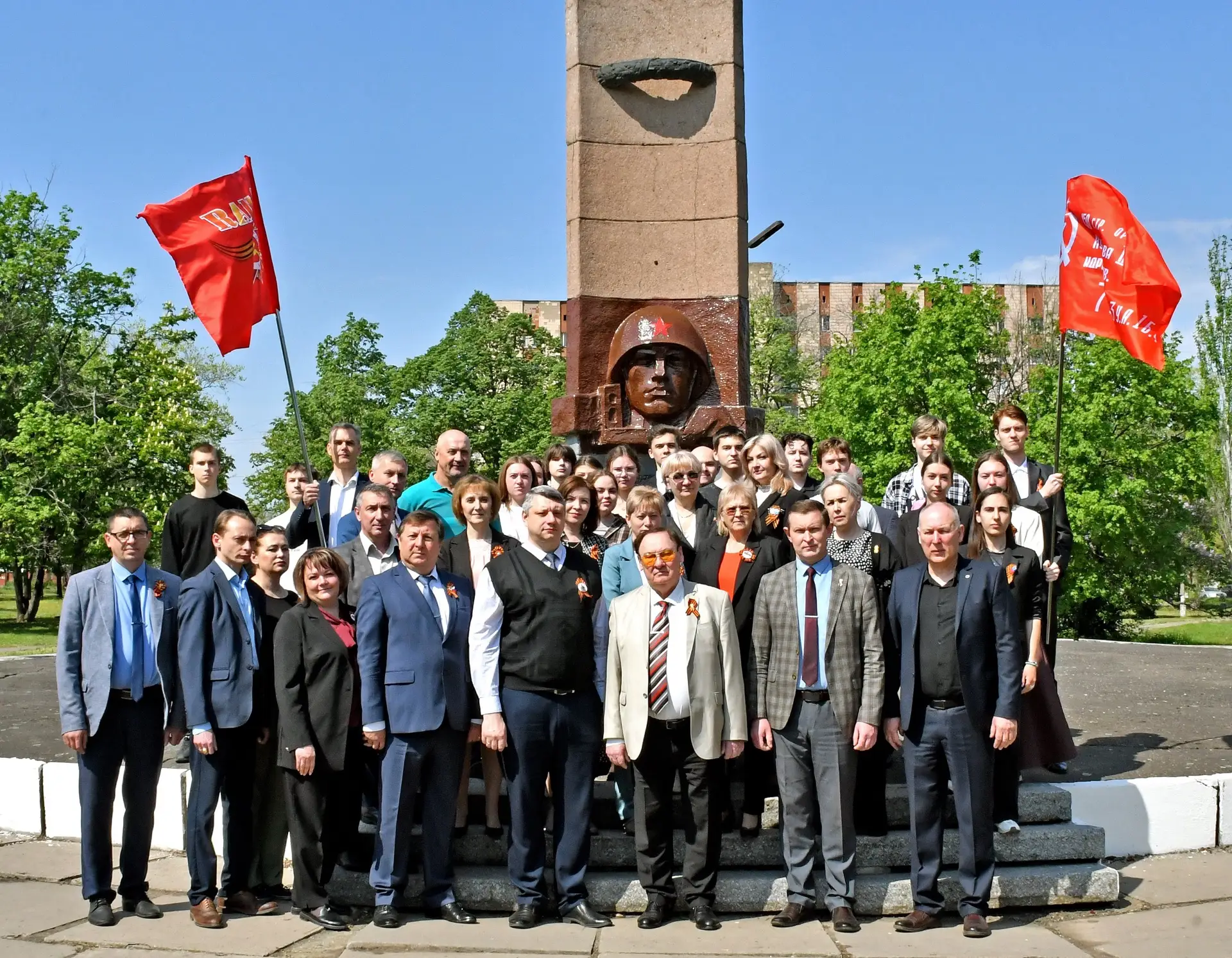ЛГАУ почтил память героев: возложение цветов к памятникам воинской славы🥀  🎗️В преддверии 81-й годов