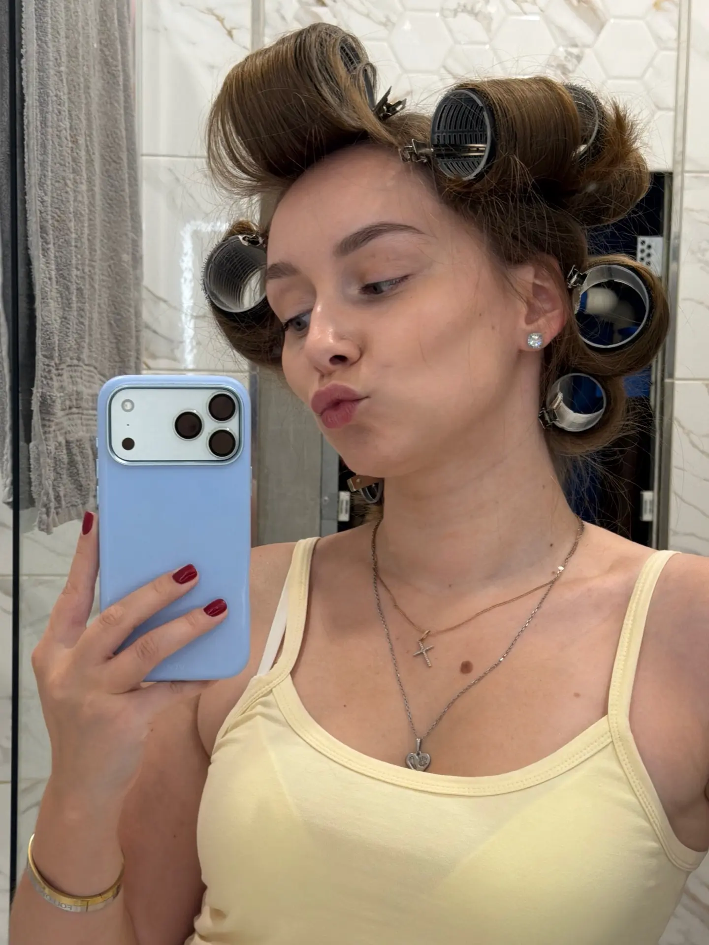Я и мои попытки сегодня в первый раз в жизни сделать бигуди😂 Это если что до/после… уч...