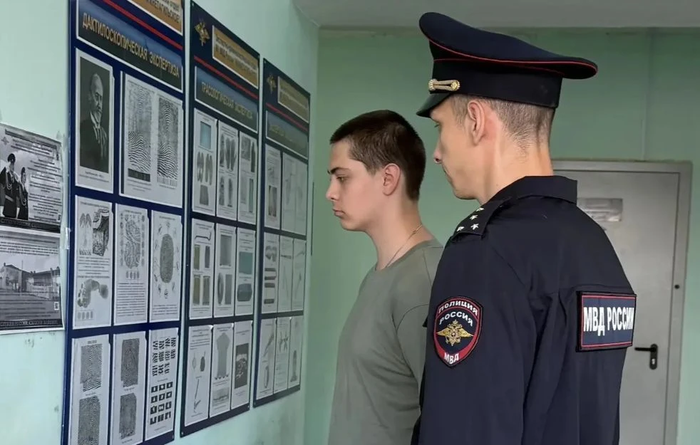 Свердловские полицейские задержали "Адольфа Гитлера"

Сотрудники полиции из подразделения уголовного