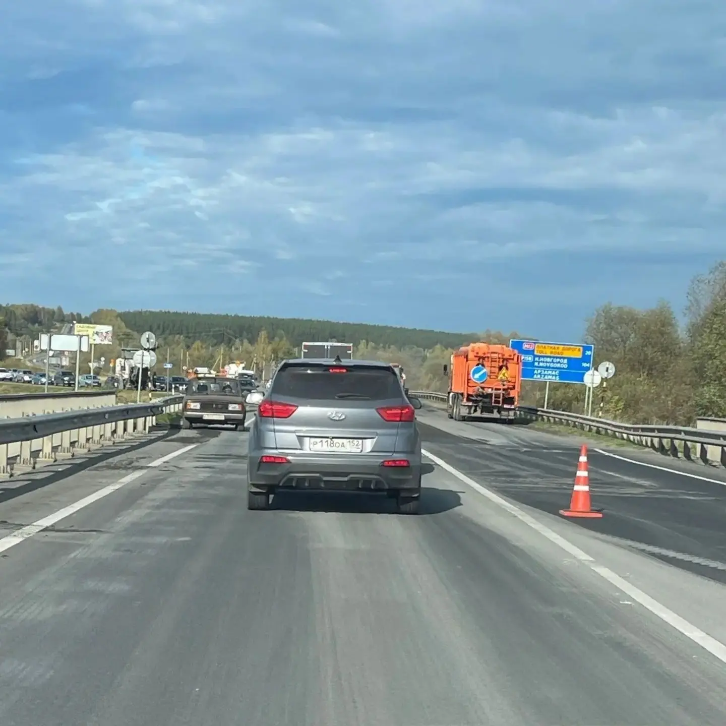 В Кожино перед мостом кладут асфальт. Пробка, ищите пути объезда!