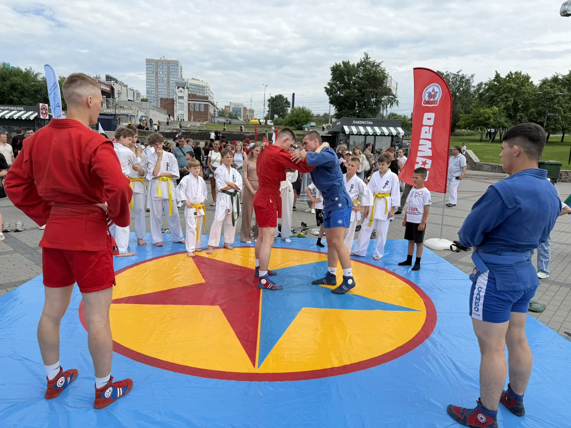 🇷🇺 ДЕНЬ РОССИИ ВМЕСТЕ СО СПОРТОМ! 🇷🇺

В День России Центр спортивной борьбы совместно с НОВОСИБИ
