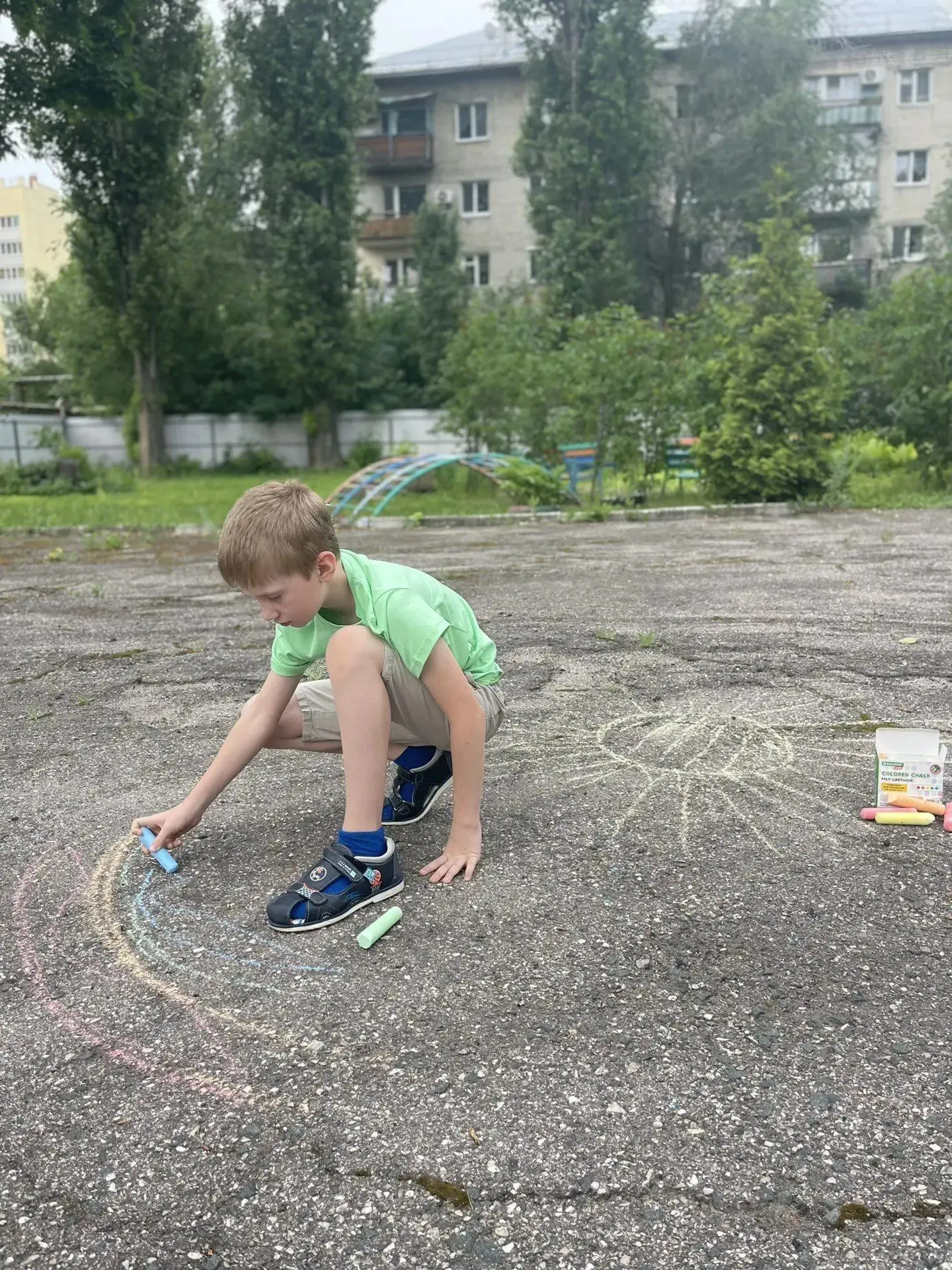 ☀️🎨 Солнечная магия на асфальте: раскрашиваем лето яркими красками! 🌈✨
В отделении амбулаторно-реа