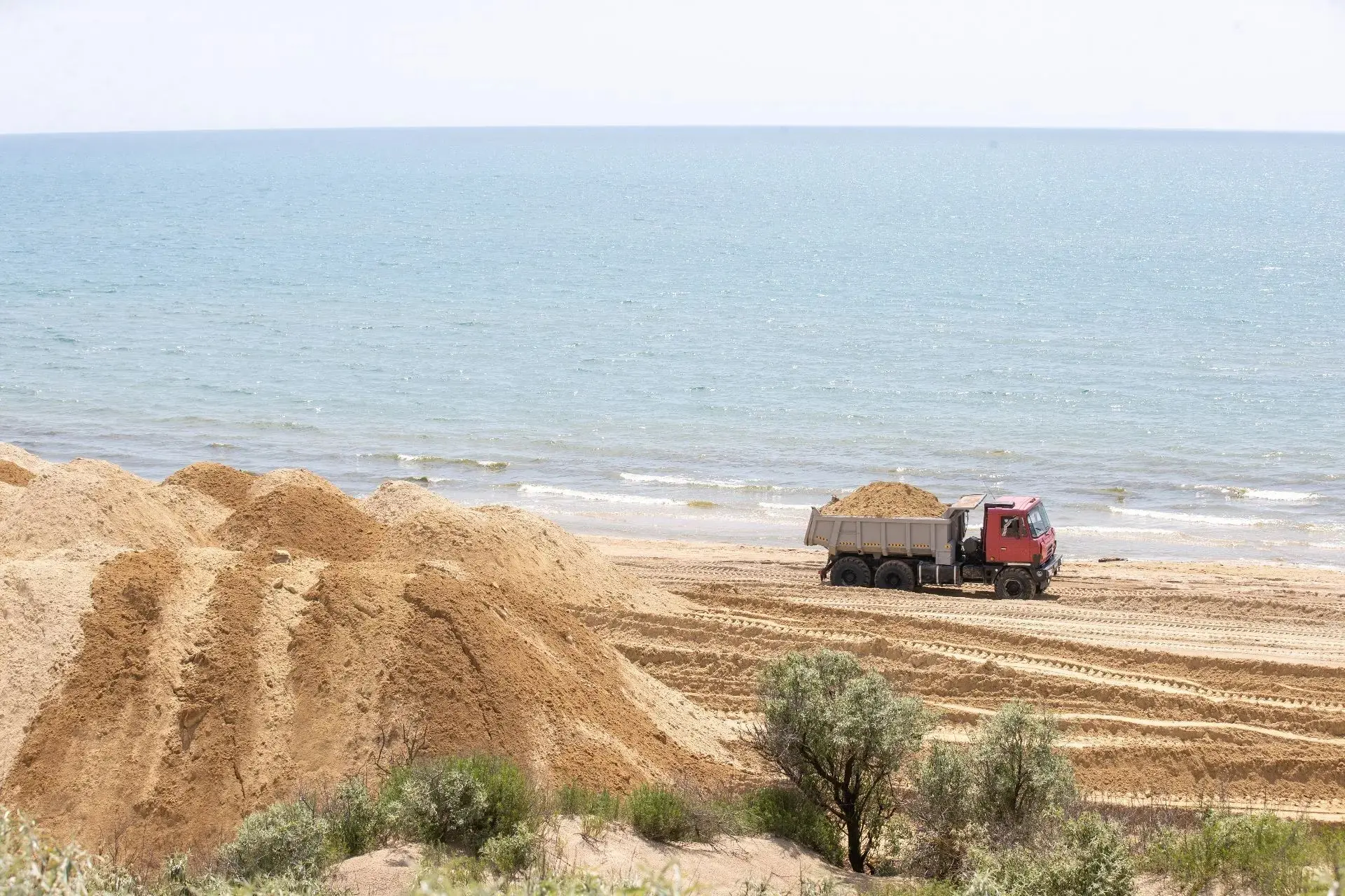 🏖 В Анапе отсыпали уже 7,4 км пляжных территорий  В городе-курорте продолжаются масштабные работы по