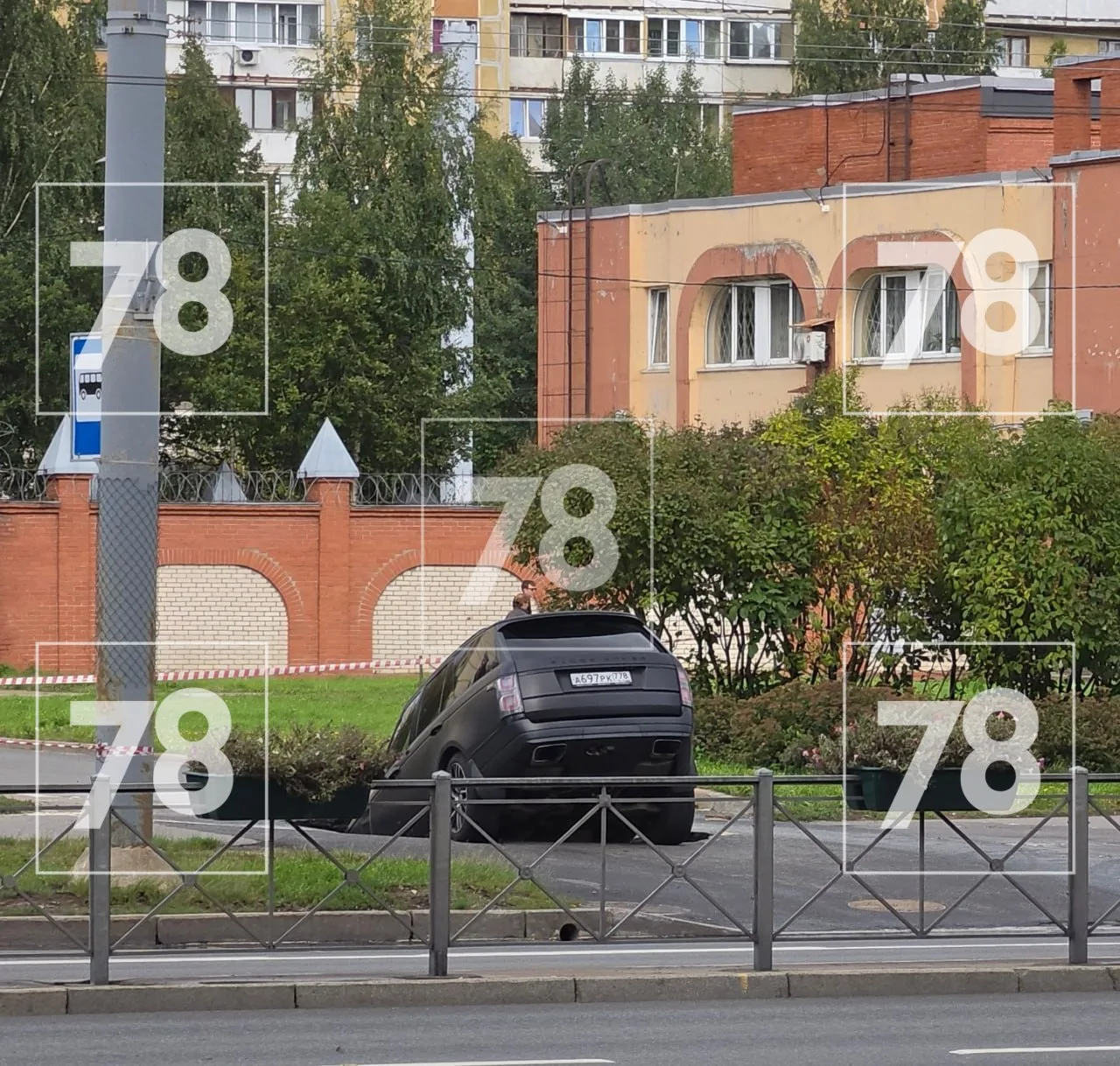 «Заехал в лужу, провалилась машина»: владелец Range Rover намерен судиться из-за «ловуш...