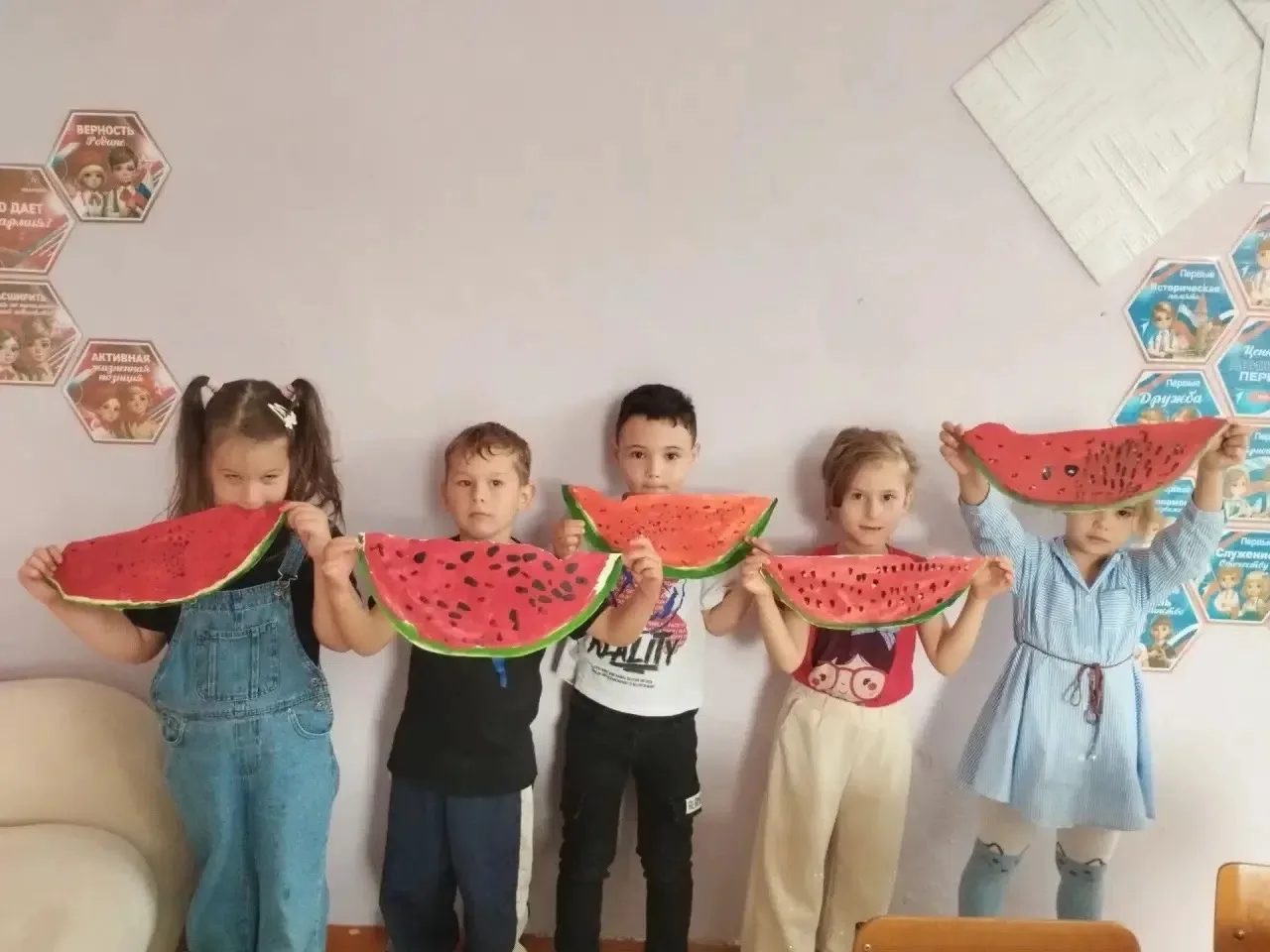 Сочный арбуз в детской ладошке: юные художники нарисовали лето