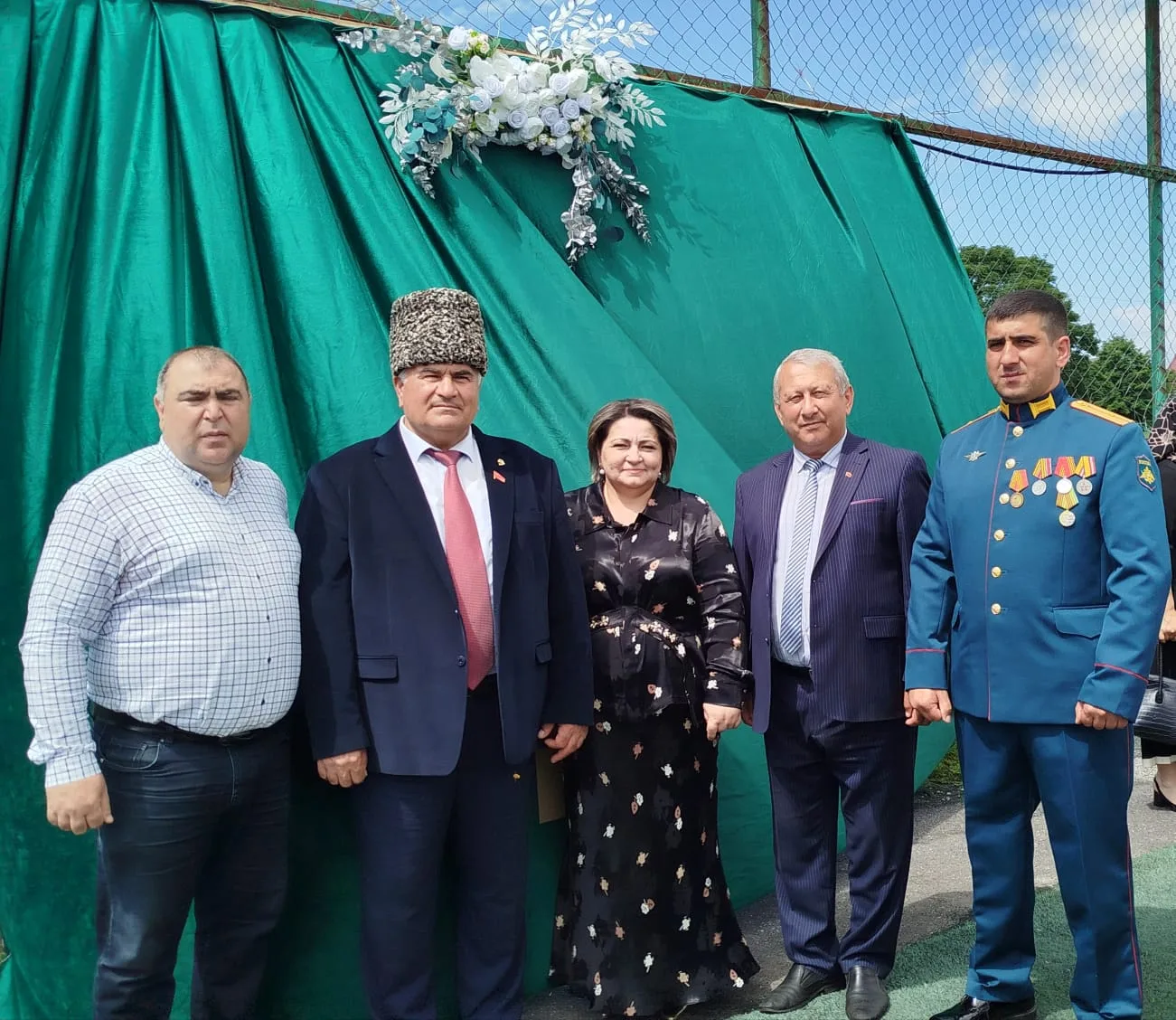 На торжественной линейке присутствовал выпускник школы, участник СВО в краткосрочном отпуске Бифов К