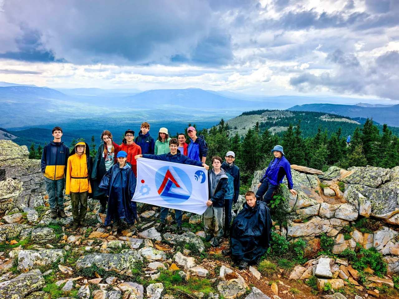 Урал с лицейским турклубом

🏕️ Группа лицеистов снова побывала на Урале. В этом походе было всё: ра