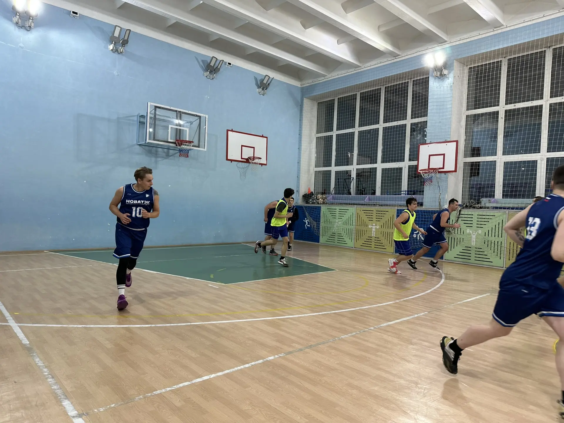 Вчера в зале царил дух здорового соперничества и спортивного азарта! 🏀  Состоялась товарищеская встр