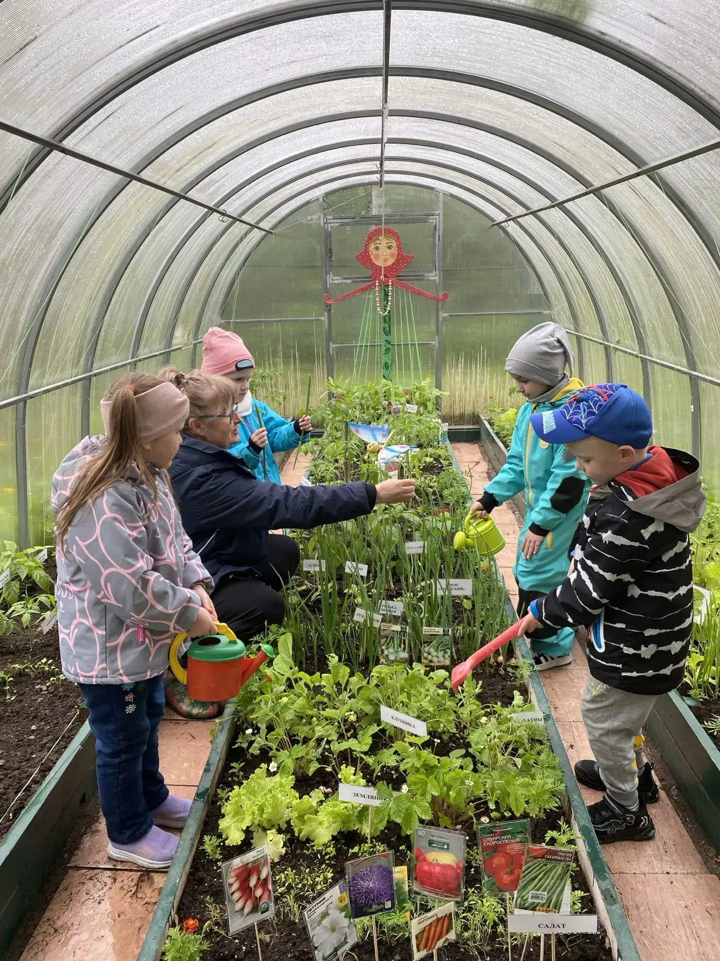 🌱 Юные садоводы группы «Ромашка» пополняют ряды эколят!

Сегодня наш детский сад превратился в наст