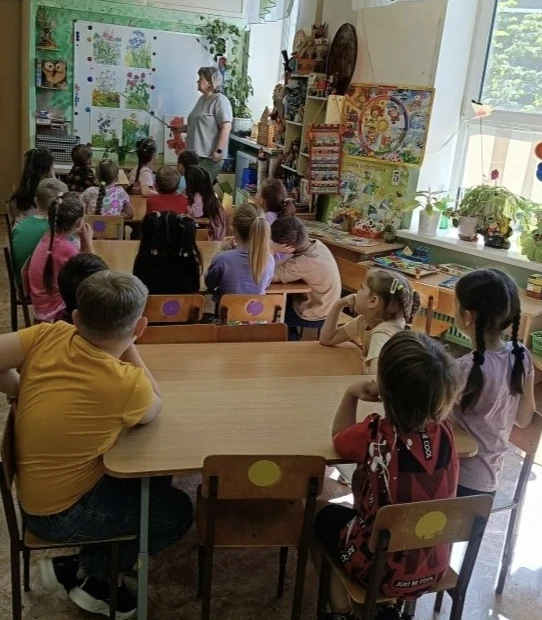 Сегодня в  нашей старшей и подготовительной группе  прошел тематический «День полевых цветов»🌺🌸, к